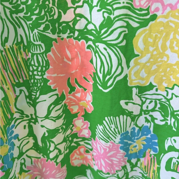 Lilly Pulitzer S Hibiscus Stroll Palmetto Dress. V-neck with 3/4 cuffed sleeve - Picture 4 of 10